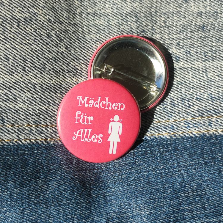 Ansteckbutton Mädchen für alles auf Jeans mit Rückseite